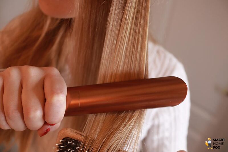 Man sieht, wie die Haare mit dem Dyson Corrale Glätteisen ohne Kabel gestylt werden.